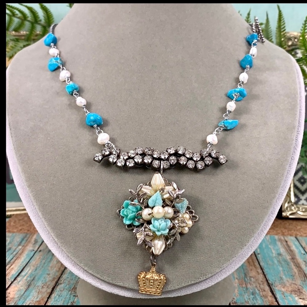 ⭐️Adorned Crown artisan assemblage teal rhinestone cluster necklace